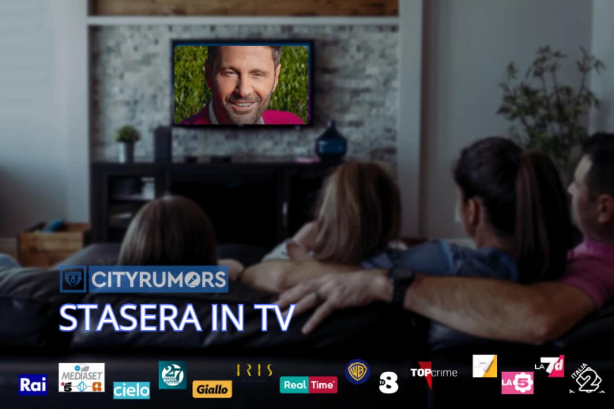 famiglia sul divano che guarda la tv