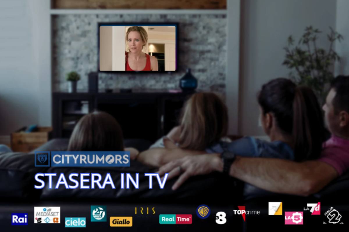 famiglia in salotto guarda la tv