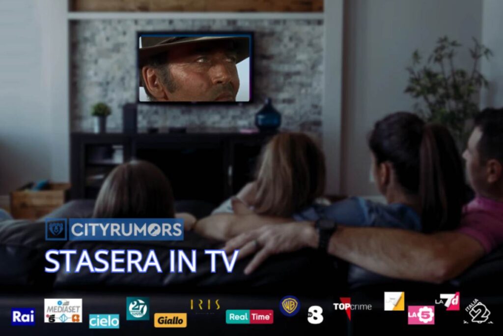 famiglia che guarda un film su divano