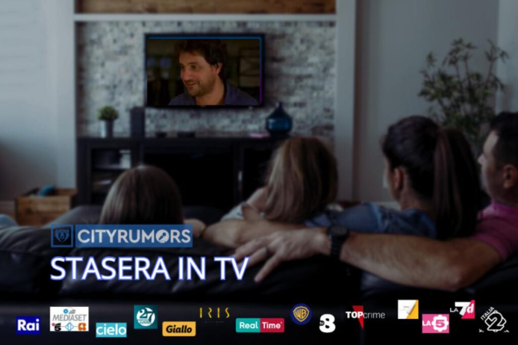 famiglia riunita sul divano che guarda la tv