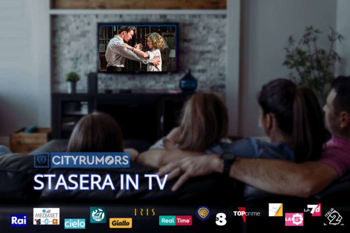 famiglia che guarda la tv sul divano