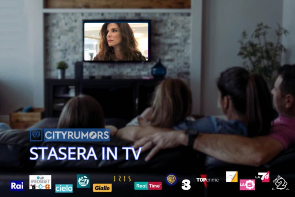 famiglia sul divano guarda la televisione