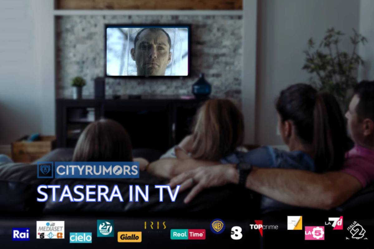 famiglia che guarda un film sul divano