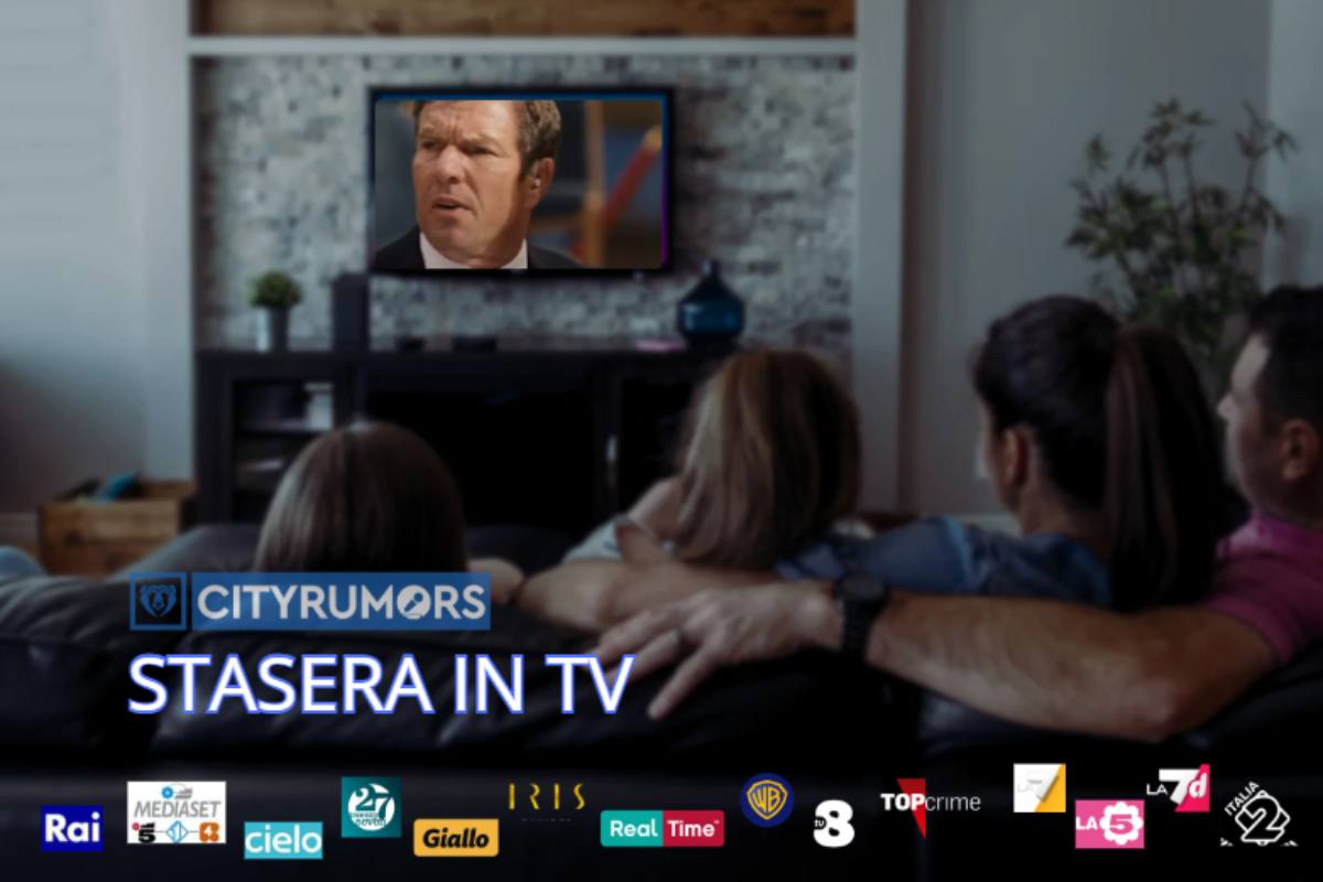 famiglia sul divano che guarda la tv