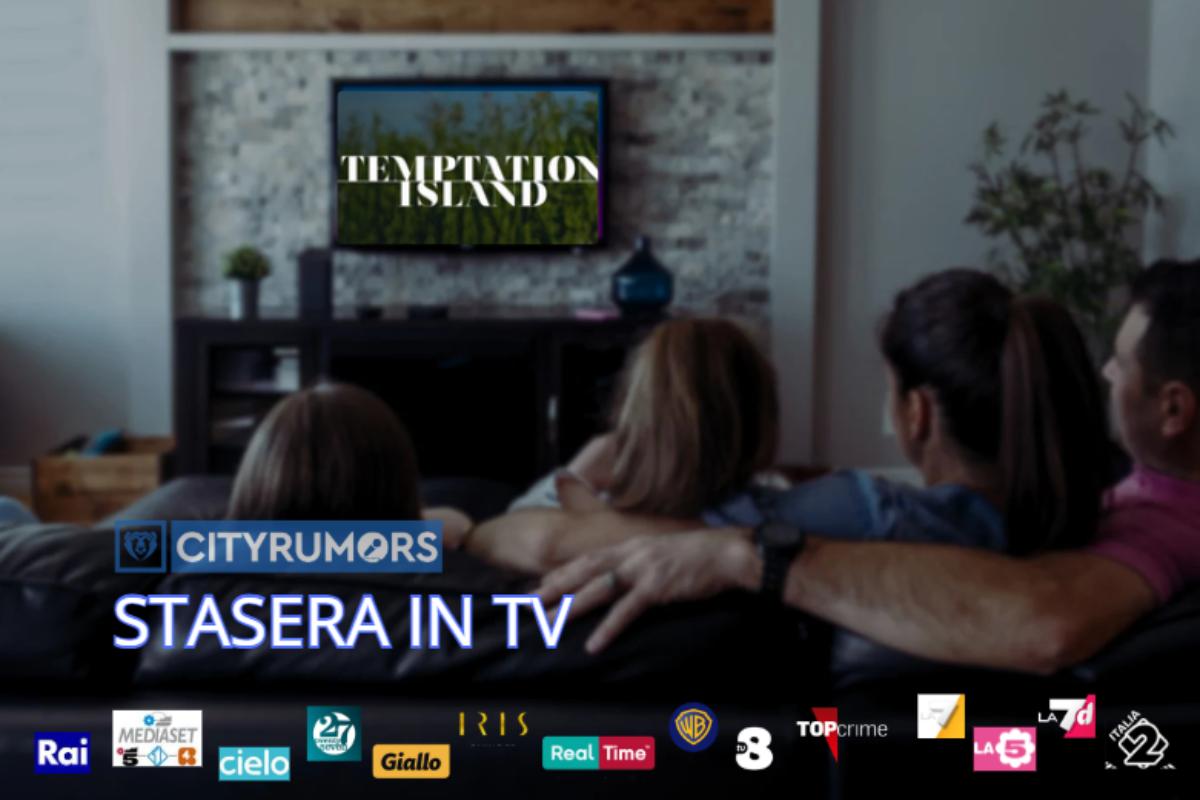 famiglia in salotto sul divano che guarda la tv