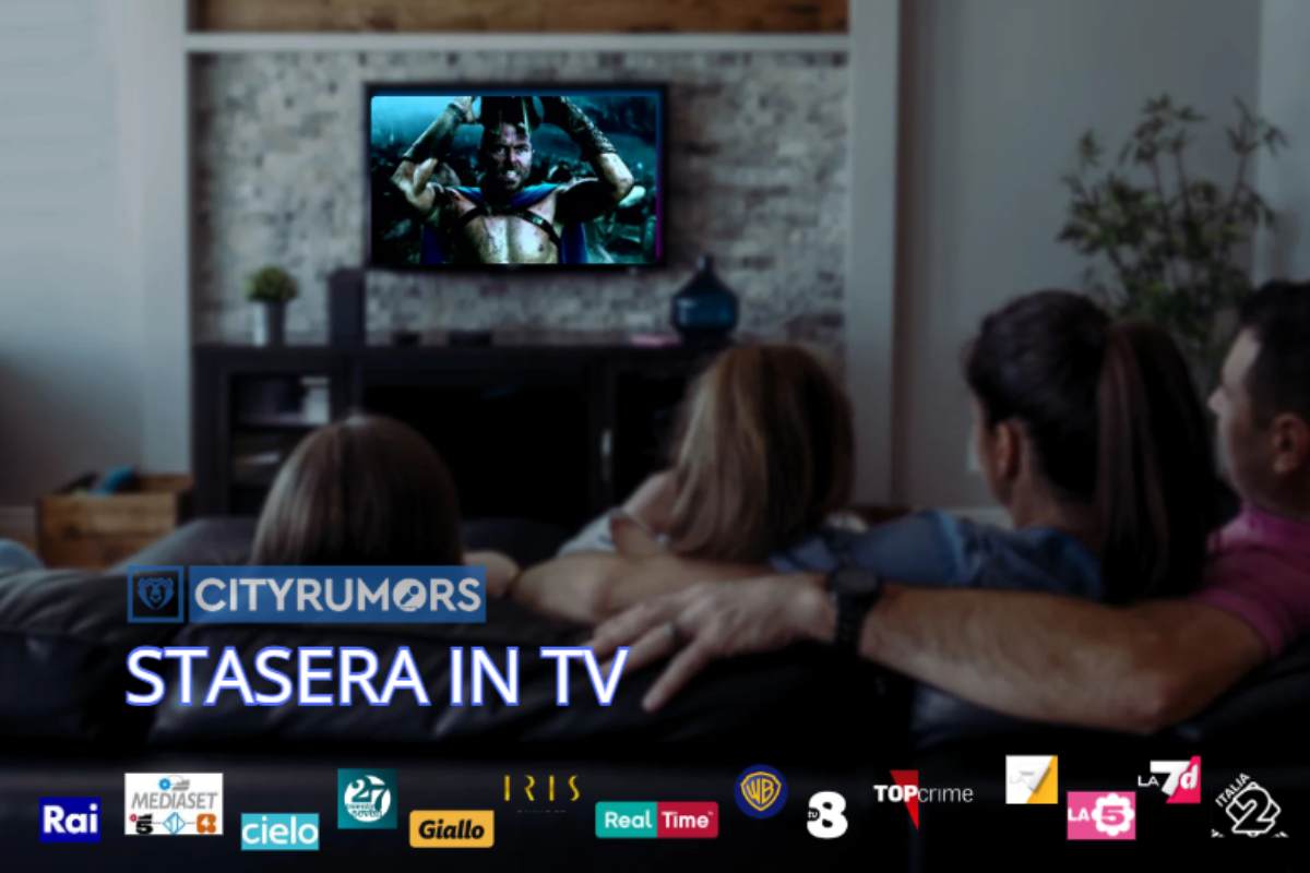 famiglia riunita sul divano per guardare la tv