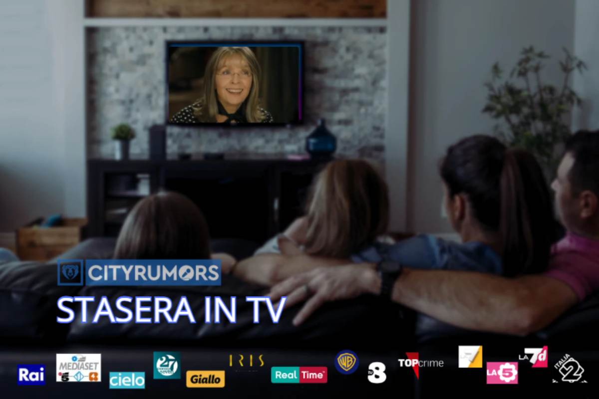 famiglia sul divano che guarda un film in tv