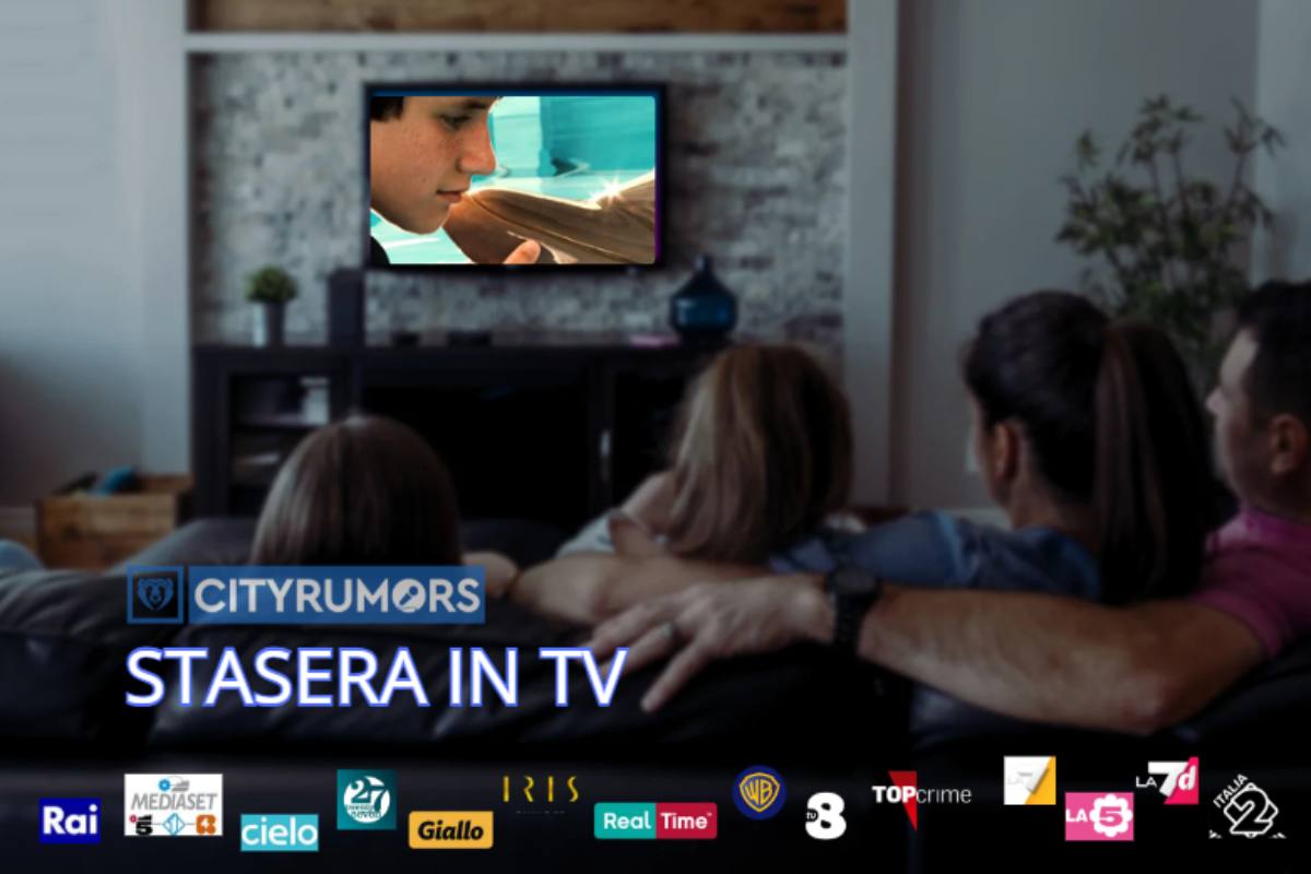 famiglia che guarda un film sul divano