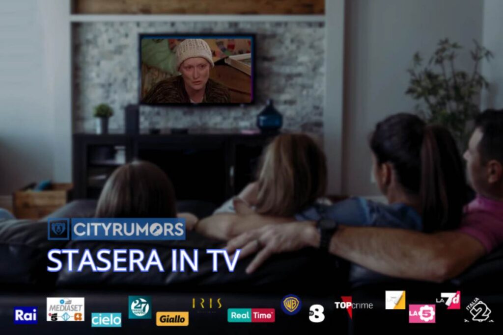 famiglia sul divano che guarda la televisione