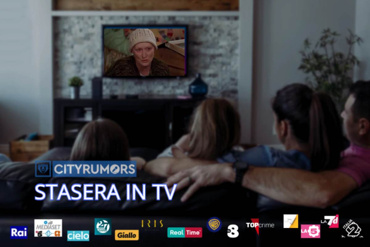 famiglia sul divano che guarda la televisione