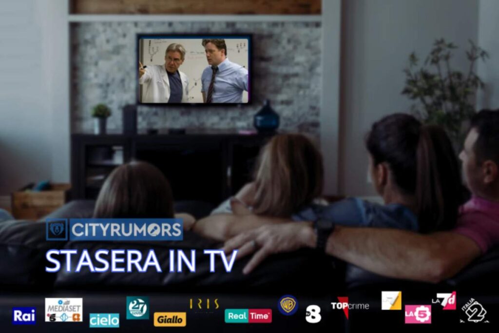 famiglia sul divano che guarda la tv