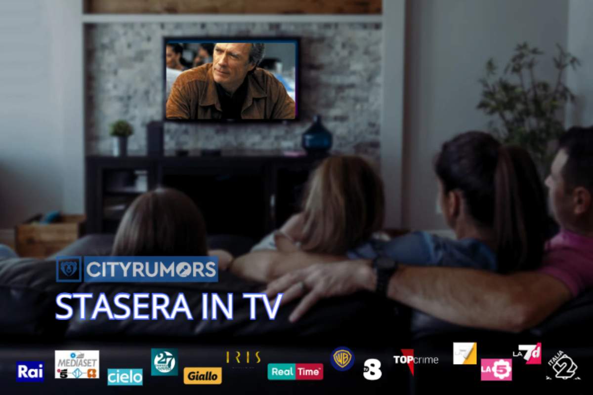 famiglia seduta sul divano che guarda la televisione