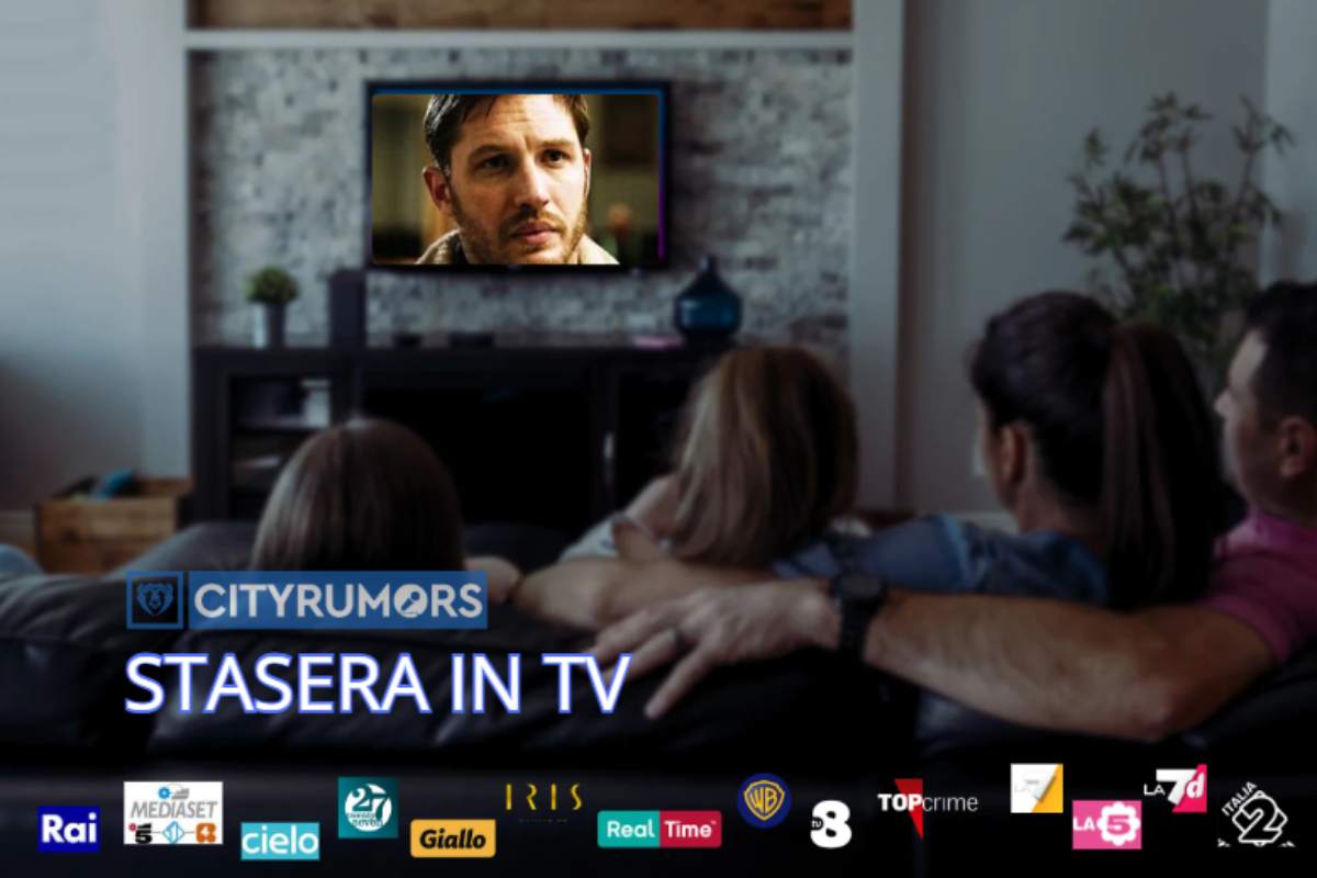 famiglia seduta sul divano a guardare la tv