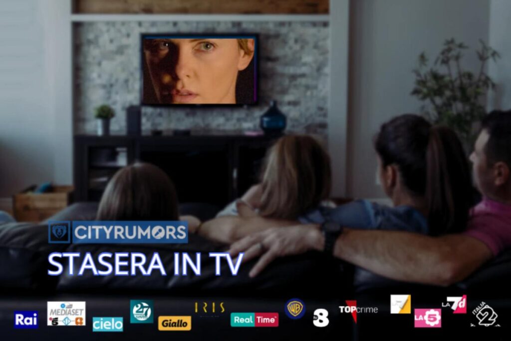 famiglia guarda un film sul divano