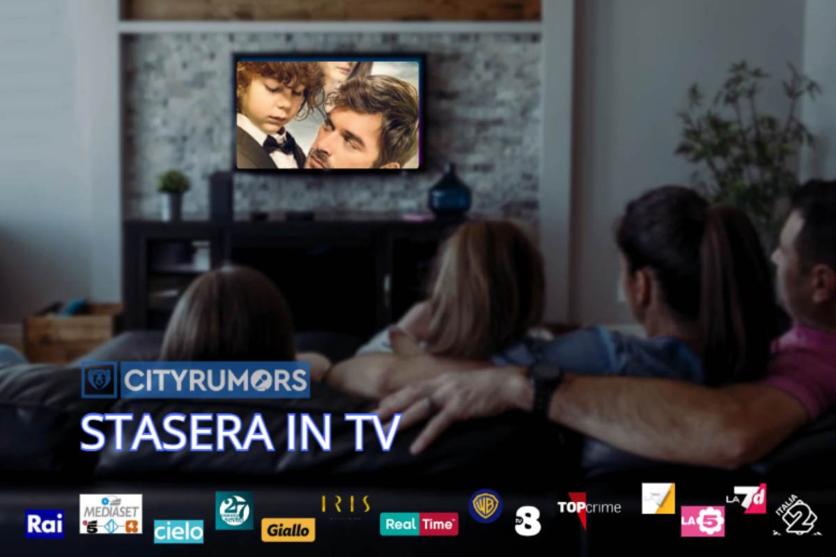 famiglia guarda un film sul divano