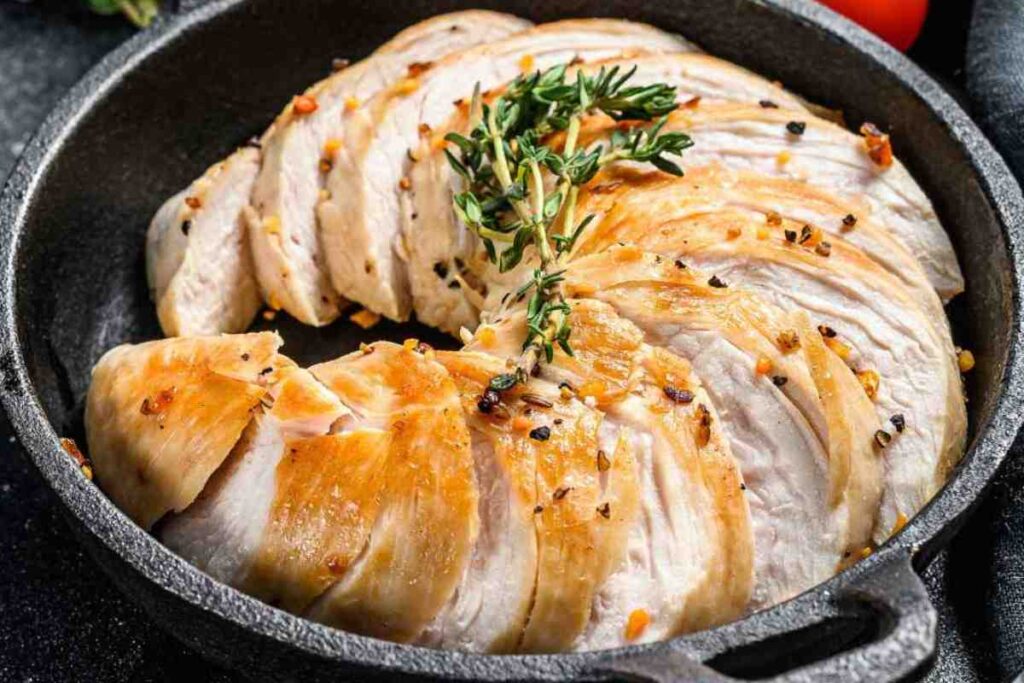 tacchino tagliato a pezzi con le spezie in un tegame