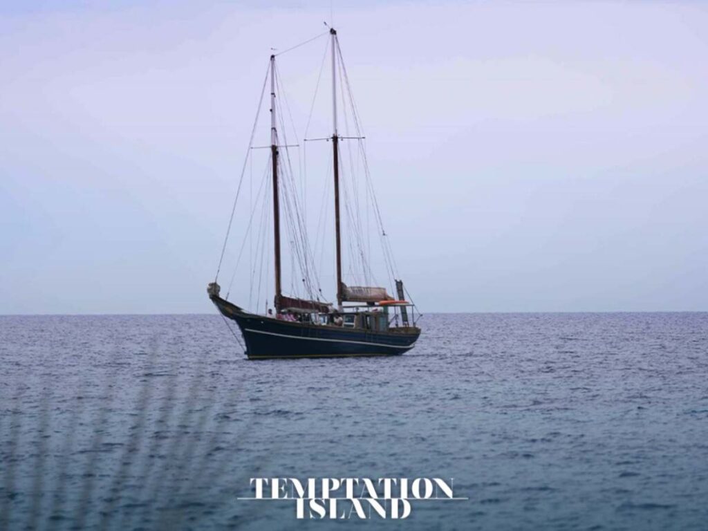 caicco di temptation island in mezzo al mare