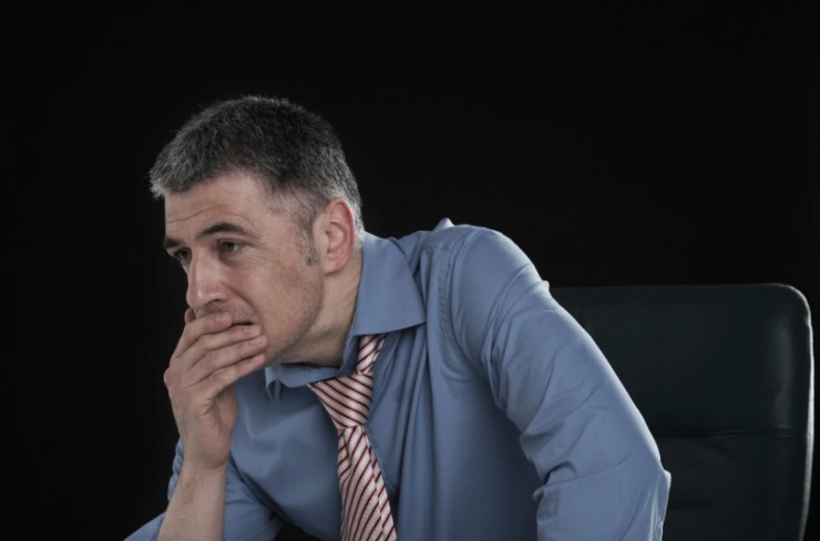 uomo seduto pensieroso