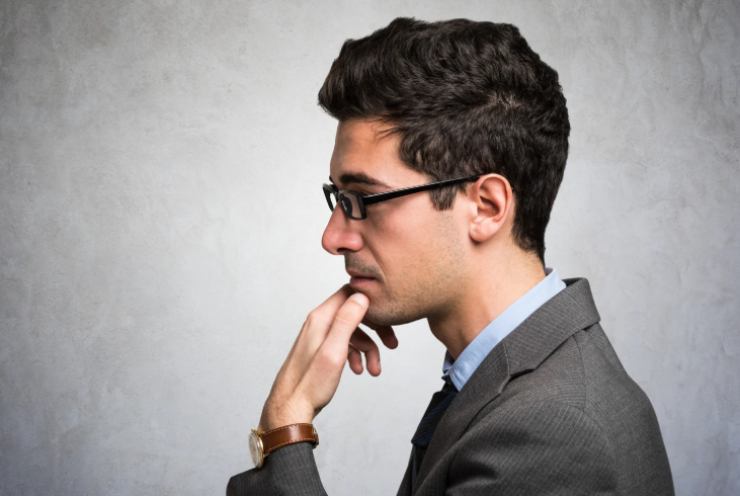 uomo che pensa