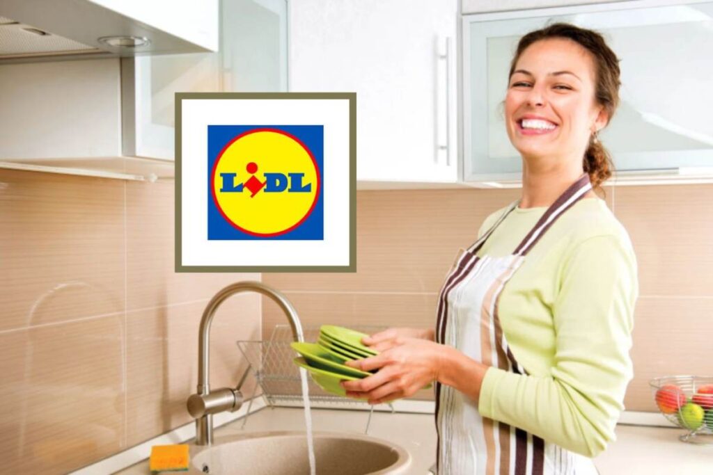 donna in cucina che sorride con dei piatti in mano e logo lidl