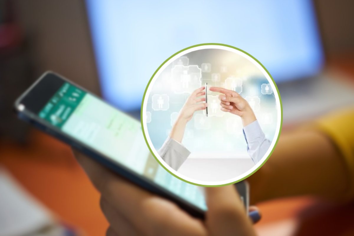 smartphone e mani che toccano schermo virtualmente