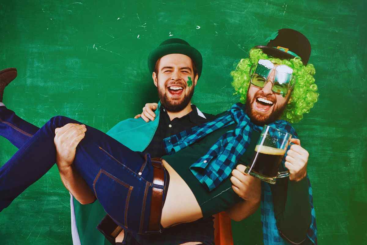 persone vestite per una festa irlandese