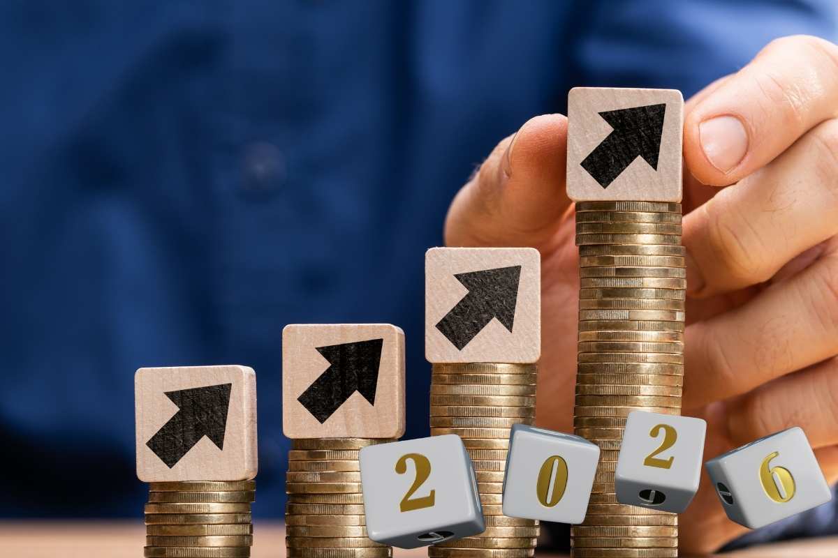 Uomo con monete e dadi 2026