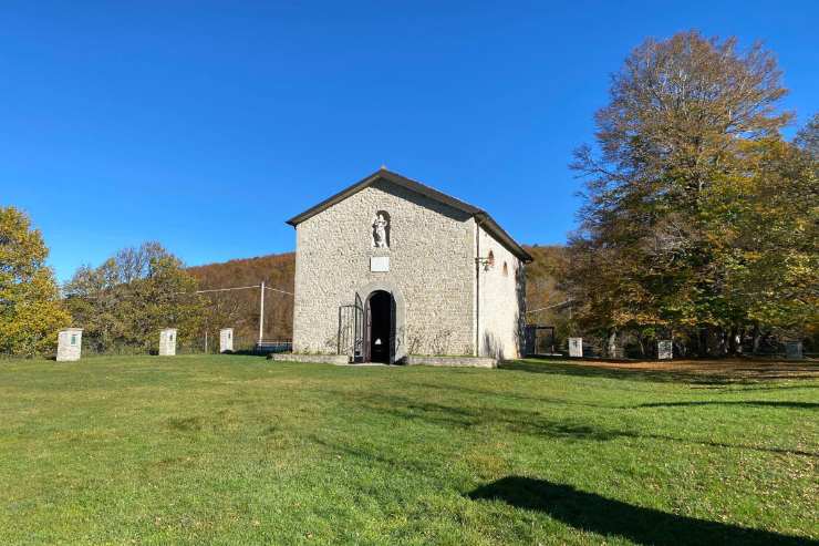 caseggiato in mezzo al verde