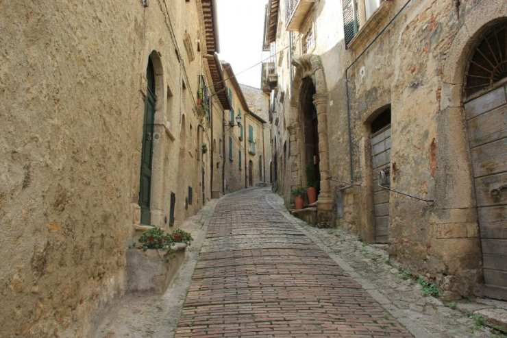 un borgo con strada in salita