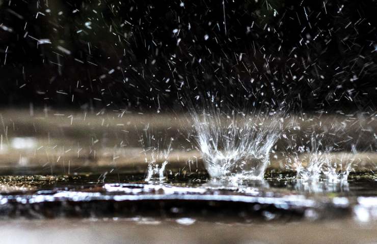 Delle gocce di pioggia che si schiantano al suolo