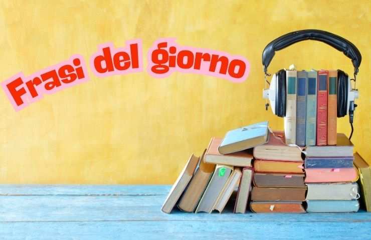 libri, cuffie e scritta frasi del giorno