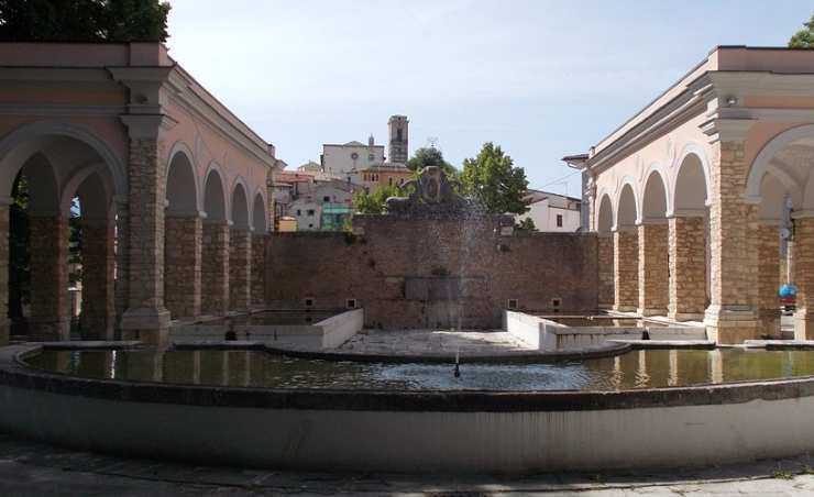 fontana con edifici intorno