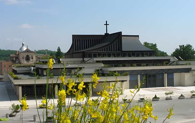 una chiesa con cielo terso alle spalle