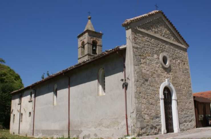 una chiesa in pietra