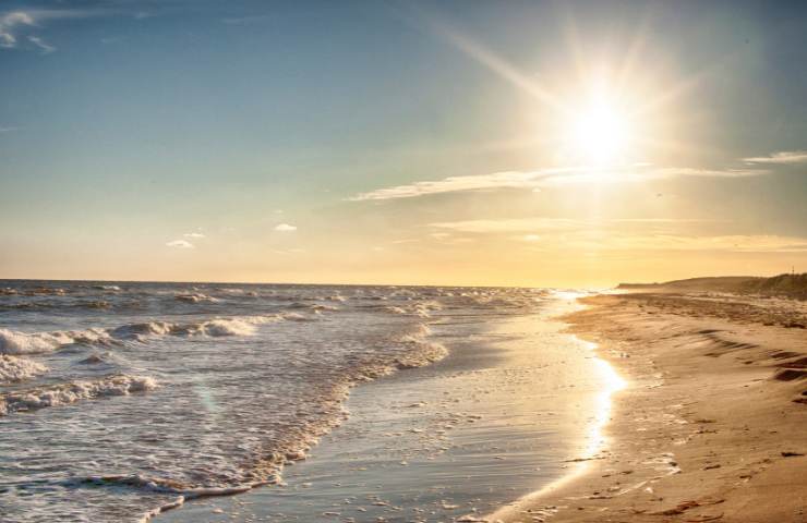 Una spiaggia al tramonto
