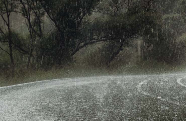 Uno scenario di pioggia battente su strada secondaria