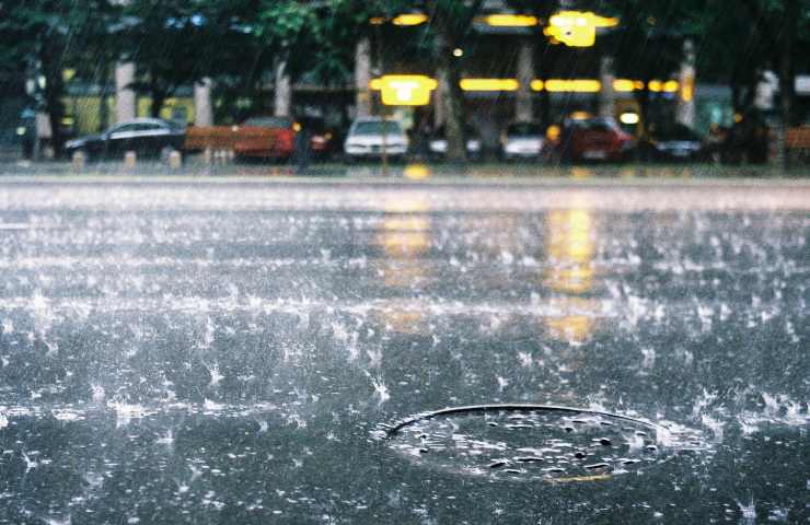 Una pioggia battente in città