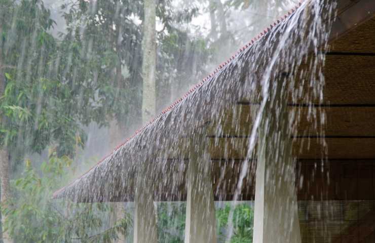 pioggia che cade dal cielo su un tetto
