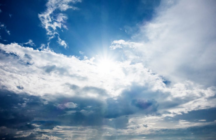 Un cielo soleggiato con nuvole