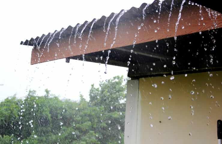 Pioggia su una tettoia