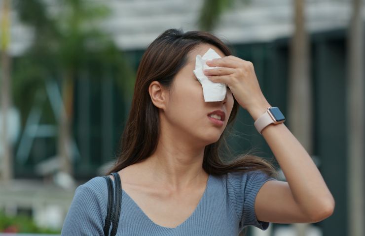 Una donna che soffre il caldo
