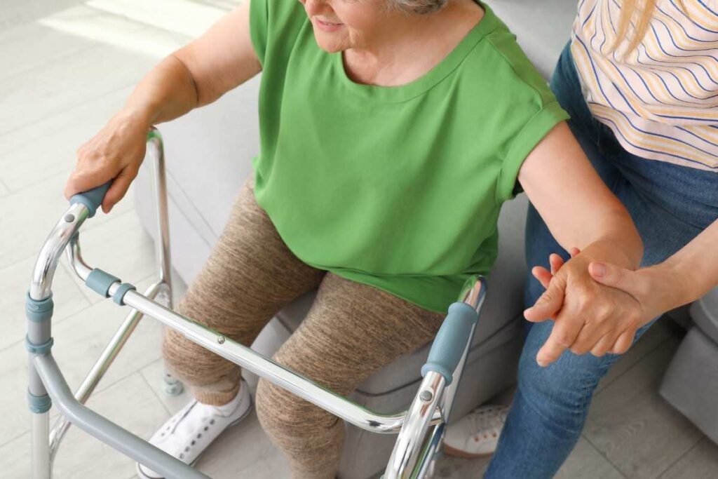 Badante aiuta anziana