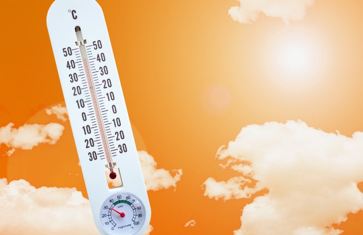 Un termometro ed un cielo caldo