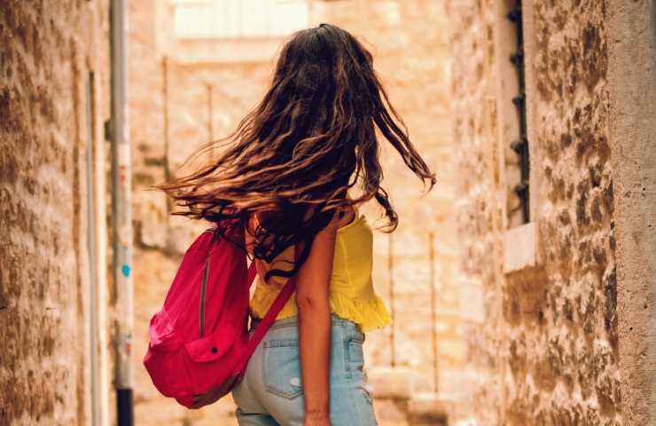 Una donna in città con uno zaino