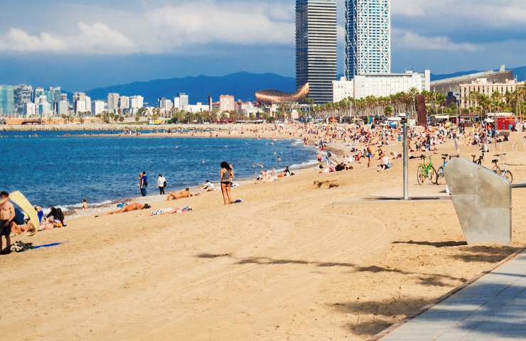 Una spiaggia affollata in una mattina assolata