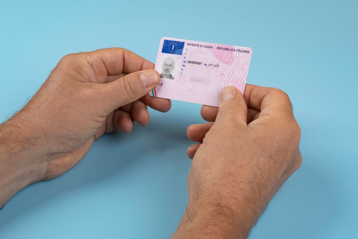 Uomo tiene in mano patente