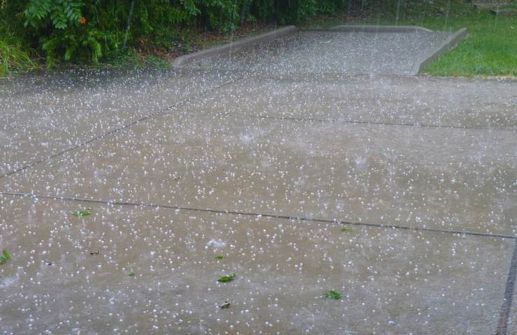 Una grandinata sul selciato