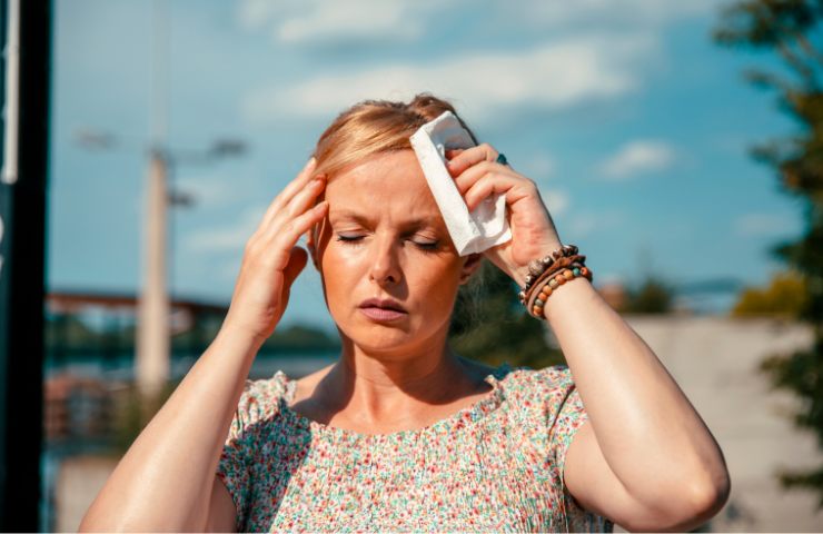 Una donna che soffre il caldo