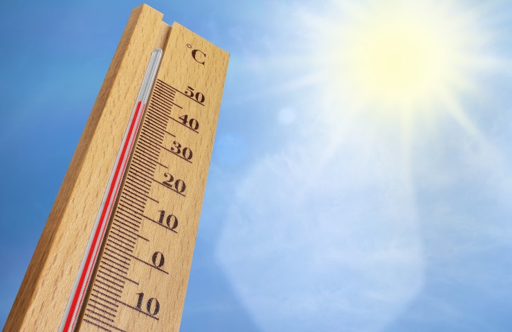 Un termometro che misura la temperatura atmosferica