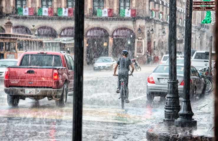 Un temporale in atto in una area urbana